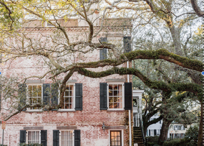 A pink building in Savannah, GA